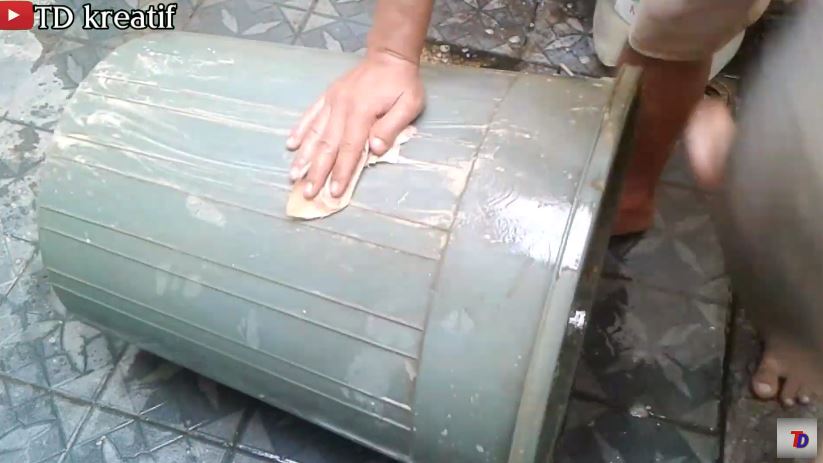 Tanpa direndam sitrun, ini trik bersihkan kerak hitam di ember kamar mandi cuma tambah 2 bahan dapur