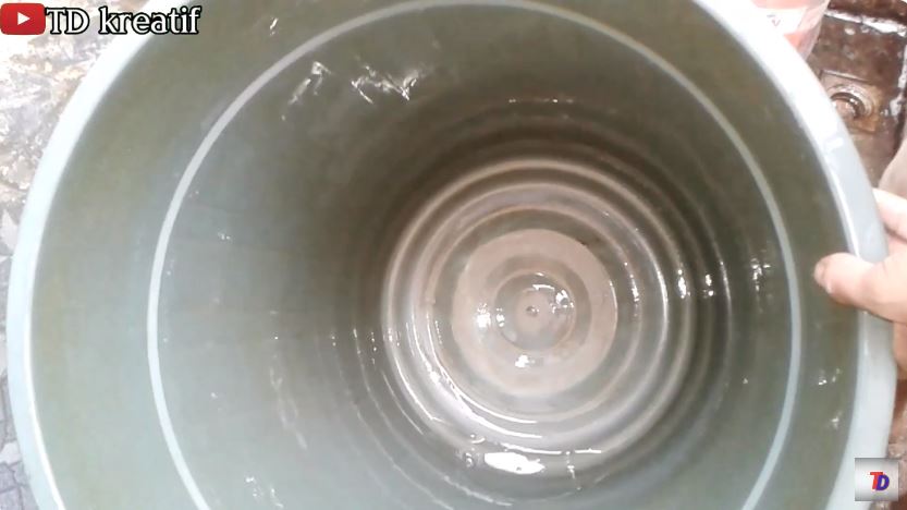 Tanpa direndam sitrun, ini trik bersihkan kerak hitam di ember kamar mandi cuma tambah 2 bahan dapur