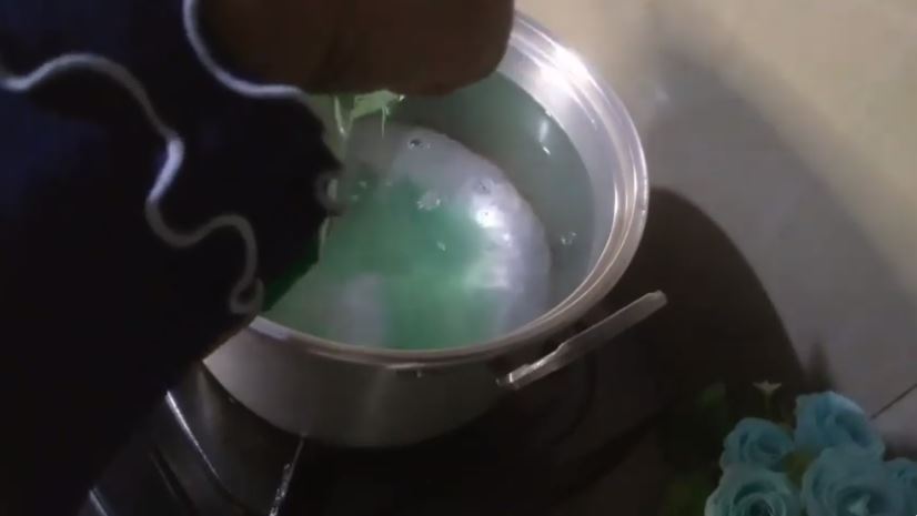 Tanpa direndam pemutih, ini trik mencuci handuk dekil agar kinclong lagi cuma tambah 1 bahan dapur