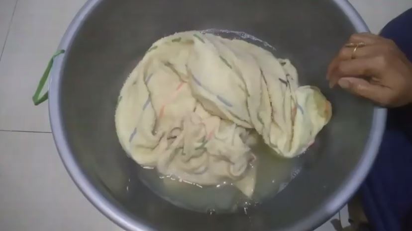 Tanpa direndam pemutih, ini trik mencuci handuk dekil agar kinclong lagi cuma tambah 1 bahan dapur