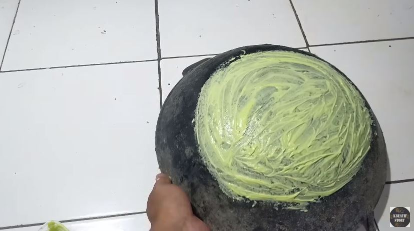 Tanpa direndam air panas, ini cara hilangkan kerak gosong di pantat wajan cuma tambah 1 bahan dapur