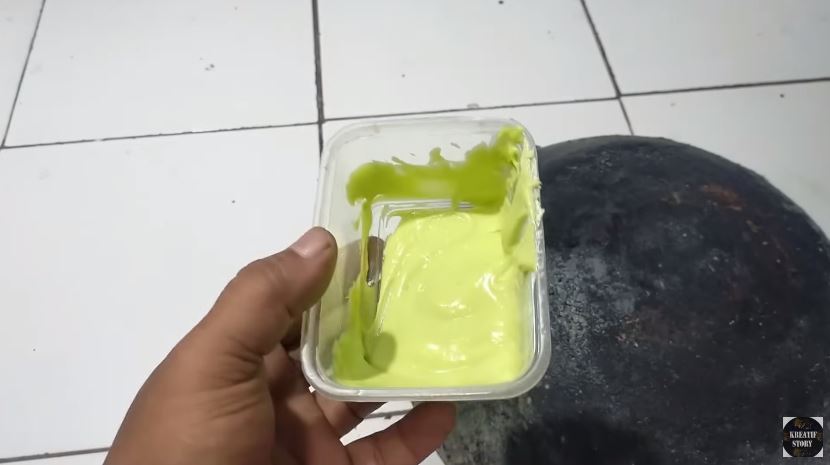 Tanpa direndam air panas, ini cara hilangkan kerak gosong di pantat wajan cuma tambah 1 bahan dapur