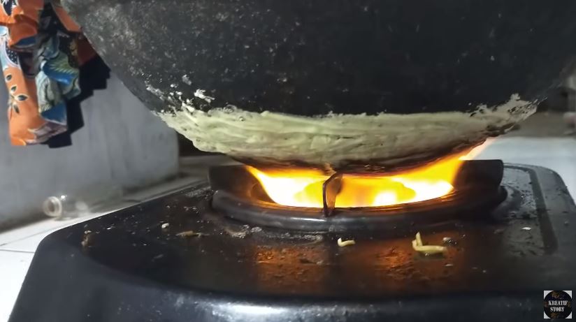 Tanpa direndam air panas, ini cara hilangkan kerak gosong di pantat wajan cuma tambah 1 bahan dapur