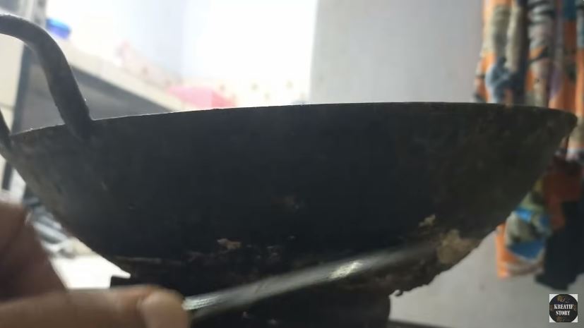 Tanpa direndam air panas, ini cara hilangkan kerak gosong di pantat wajan cuma tambah 1 bahan dapur