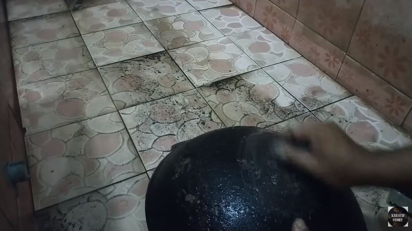 Tanpa direndam air panas, ini cara hilangkan kerak gosong di pantat wajan cuma tambah 1 bahan dapur