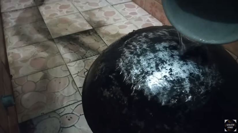 Tanpa direndam air panas, ini cara hilangkan kerak gosong di pantat wajan cuma tambah 1 bahan dapur