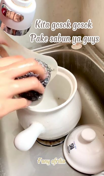 Tanpa cuka dan baking soda, ini cara bersihkan noda gosong di pantat teko cuma pakai 1 bahan sederhana