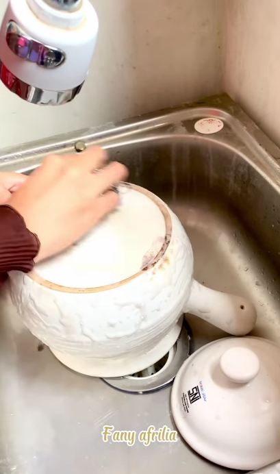 Tanpa cuka dan baking soda, ini cara bersihkan noda gosong di pantat teko cuma pakai 1 bahan sederhana