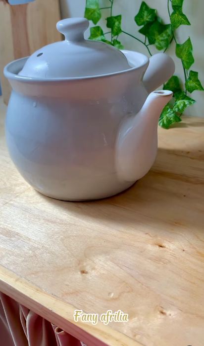 Tanpa cuka dan baking soda, ini cara bersihkan noda gosong di pantat teko cuma pakai 1 bahan sederhana