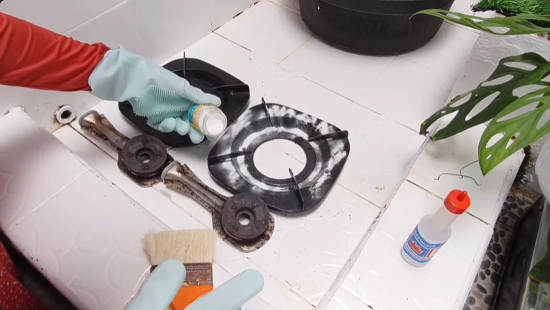 Tanpa ditaburi sitrun, ini cara bersihkan tungku kompor berkerak agar kinclong cuma modal Rp8.000-an