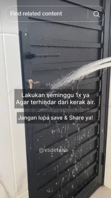 Bukan disikat cairan pembersih, ini trik usir kerak air di pintu kamar mandi pakai 1 bahan dapur