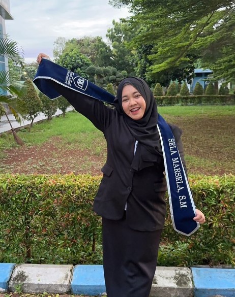 Mbak Lala rayakan sidang kelulusan © Instagram