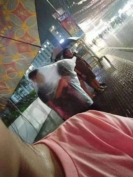 kelakuan orang menghindari hujan Berbagai sumber