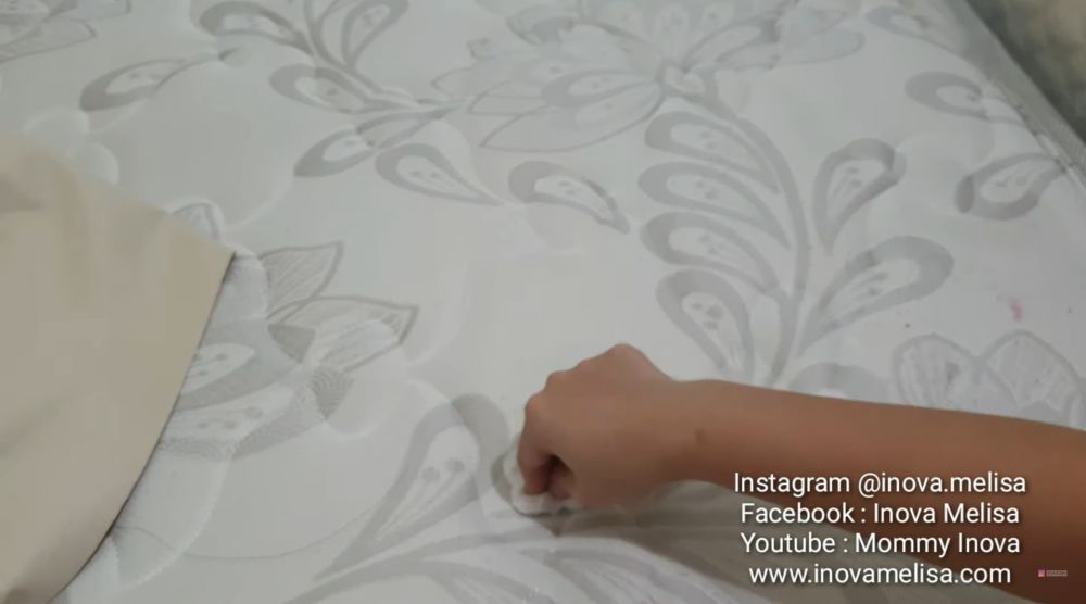 Tak perlu dijemur, ini trik hilangkan bau pesing di kasur pakai tambahan 1 bahan dapur