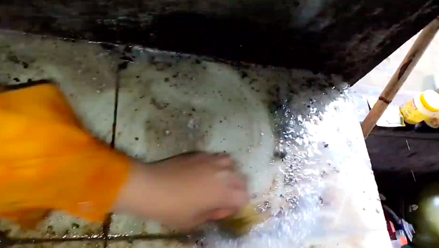 Modal Rp2.000, begini cara mudah bersihkan kerak di lantai cuma pakai 2 bahan dapur