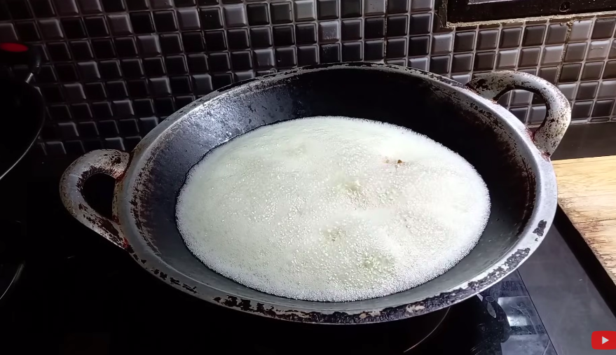 Tanpa perlu disaring, ini cara menghilangkan busa pada minyak goreng dengan 3 bahan dapur