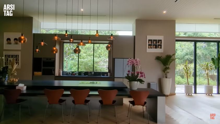 rumah dr. tompi luas bak lapangan futsal © YouTube