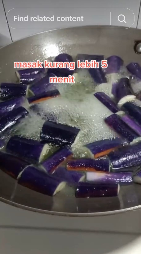 Tak perlu direndam air cuka, begini cara merebus terong agar warnanya tetap ungu cantik dan tak hitam