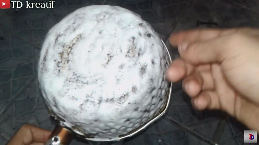 Tanpa digosok baking soda, cara hilangkan kerak gosong pantat panci agar kinclong pakai 2 bahan dapur