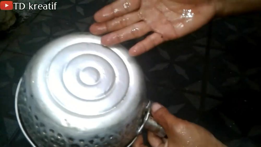 Tanpa digosok baking soda, cara hilangkan kerak gosong pantat panci agar kinclong pakai 2 bahan dapur