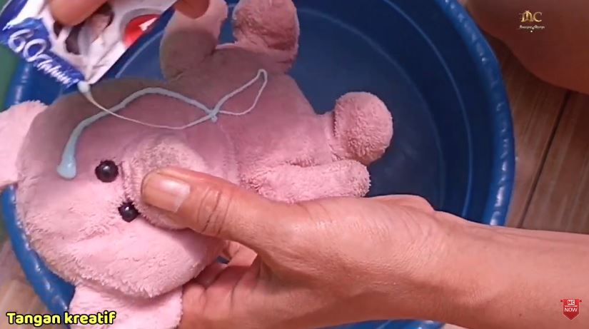 Tanpa digosok detergen, ini trik mencuci boneka kotor dekil agar bersih pakai tambahan 1 bahan dapur