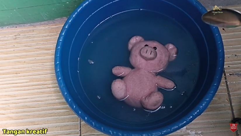 Tanpa digosok detergen, ini trik mencuci boneka kotor dekil agar bersih pakai tambahan 1 bahan dapur