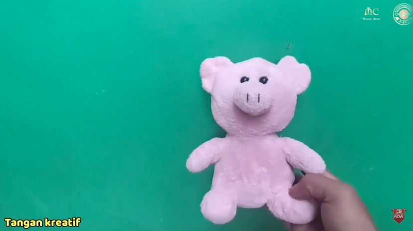 Tanpa digosok detergen, ini trik mencuci boneka kotor dekil agar bersih pakai tambahan 1 bahan dapur