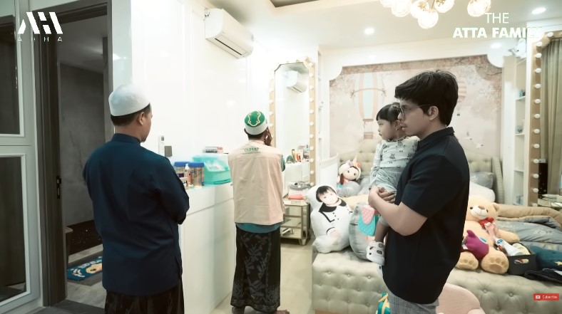 Atta Halilintar ruqyah rumah barunya © YouTube Atta Halilintar ruqyah rumah barunya © YouTube