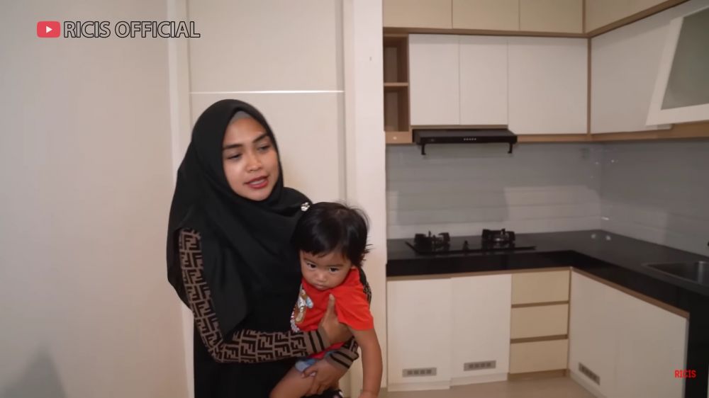 dapur rumah dijual Ria Ricis dan Teuku Ryan  © 2024 brilio.net