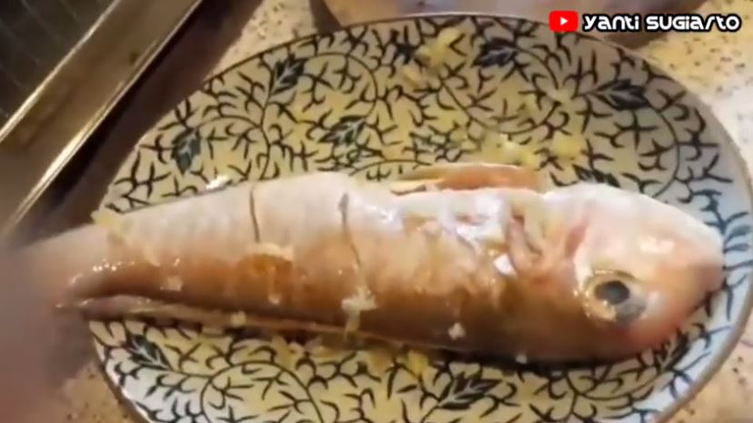 Tak perlu pakai minyak banyak, ini trik goreng ikan agar bentuknya utuh dan tidak lengket