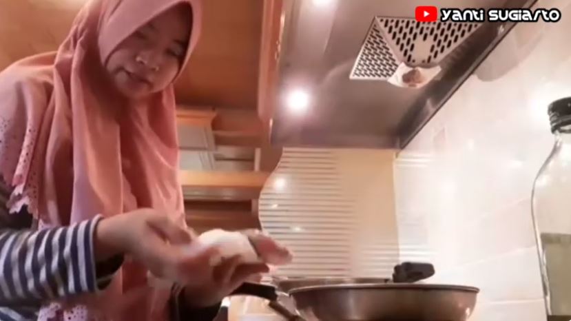 Tak perlu pakai minyak banyak, ini trik goreng ikan agar bentuknya utuh dan tidak lengket