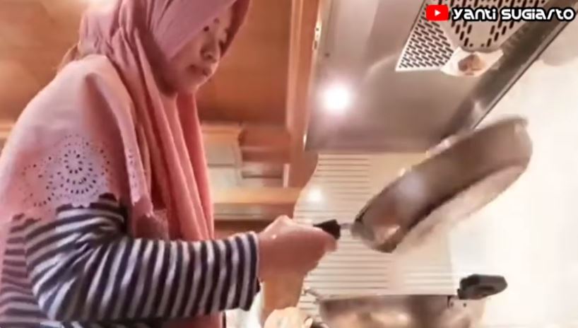 Tak perlu pakai minyak banyak, ini trik goreng ikan agar bentuknya utuh dan tidak lengket