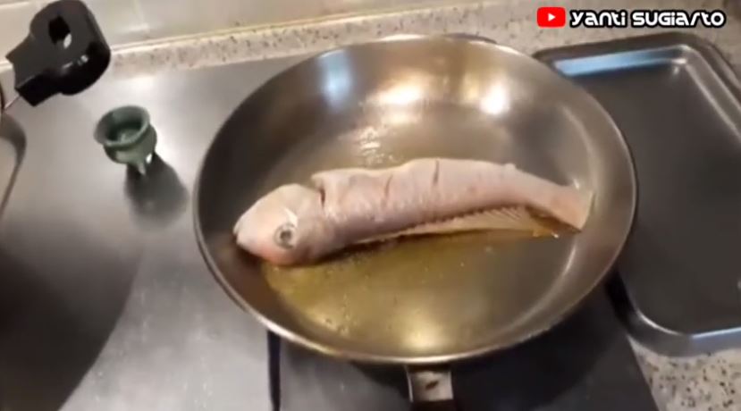Tak perlu pakai minyak banyak, ini trik goreng ikan agar bentuknya utuh dan tidak lengket
