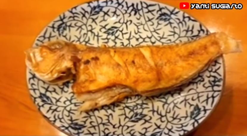 Tak perlu pakai minyak banyak, ini trik goreng ikan agar bentuknya utuh dan tidak lengket