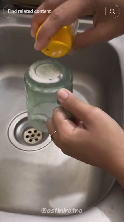 Tanpa pasta gigi atau pemutih, ini trik bersihkan gelas kusam dan berkerak cuma pakai 1 bahan dapur
