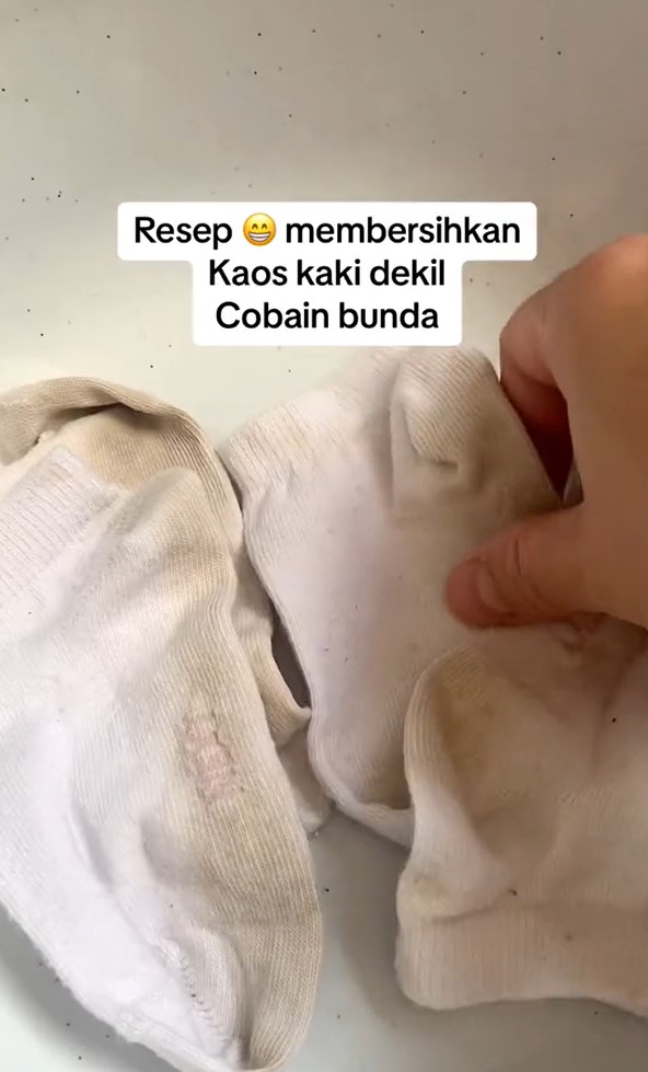 Tak perlu disikat, ini trik mencuci kaus kaki putih dekil agar bersih lagi pakai 3 bahan dapur
