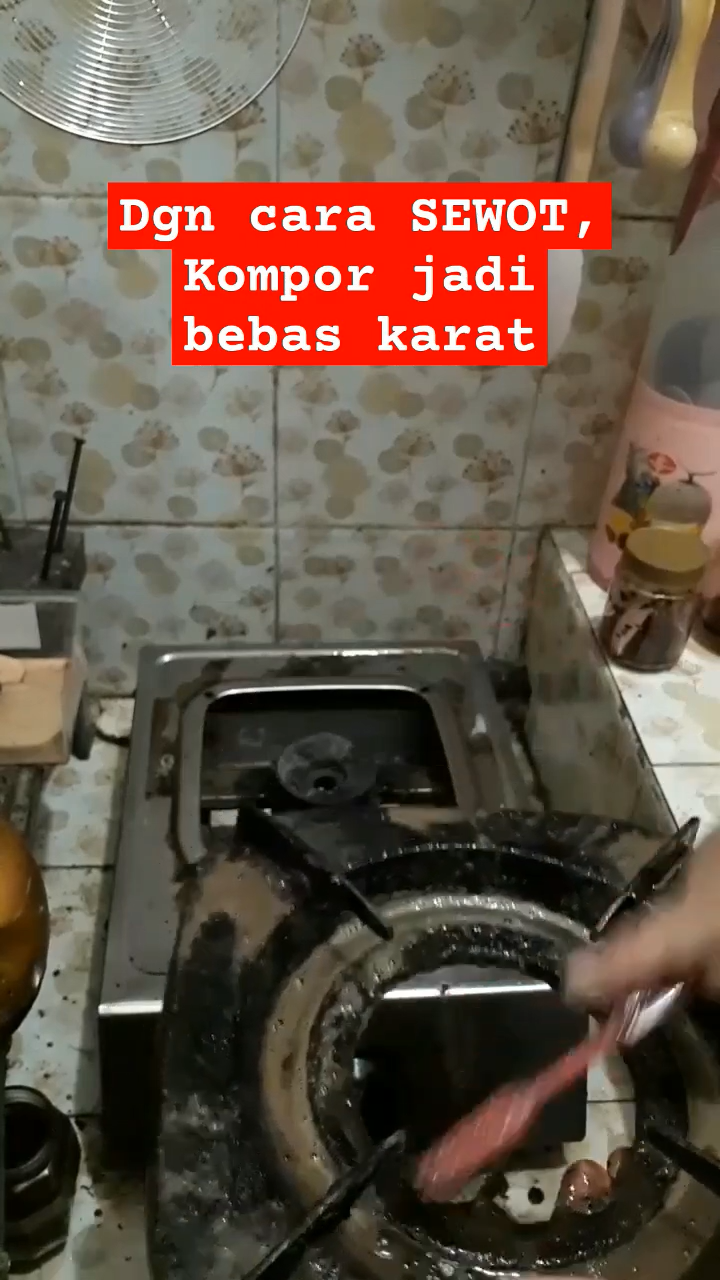 Tanpa direndam air panas, ini cara jitu bersihkan karat dan kerak di tungku kompor pakai 2 bahan dapur