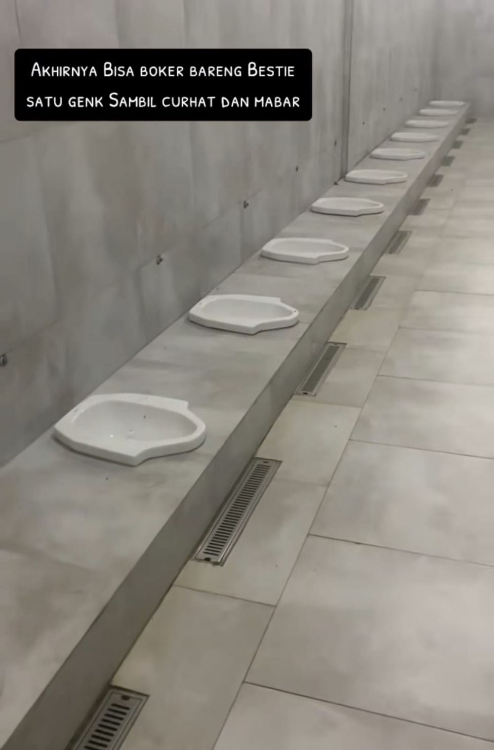 Buang hajat bisa sambil ngobrol, desain toilet kelewat nyeleneh ini nggak cocok bagi introvert