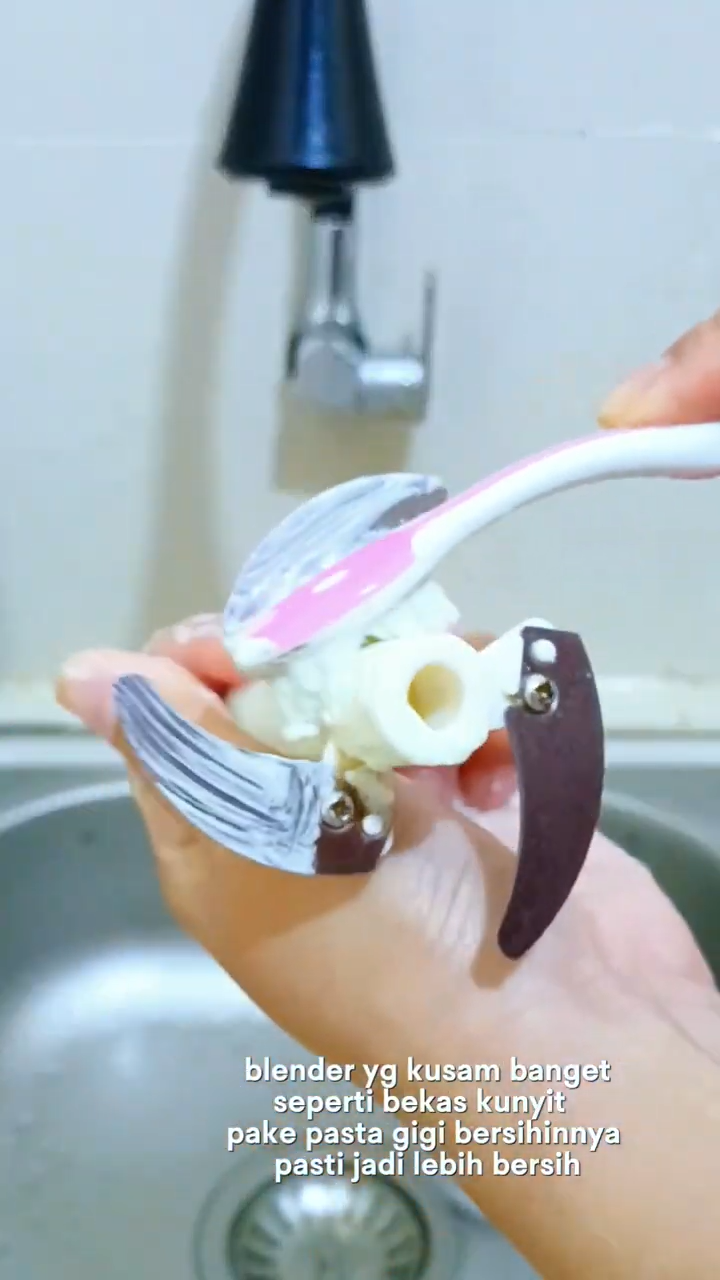 Tanpa digosok sabun, ini trik bersihkan blender berminyak agar kesat dan kinclong lagi dengan 1 bahan