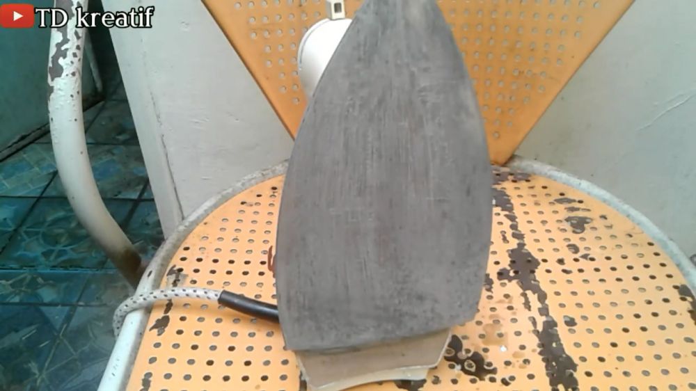 Bukan digosok lilin, ini cara hilangkan noda gosong di setrika cuma tambah 2 bahan dapur