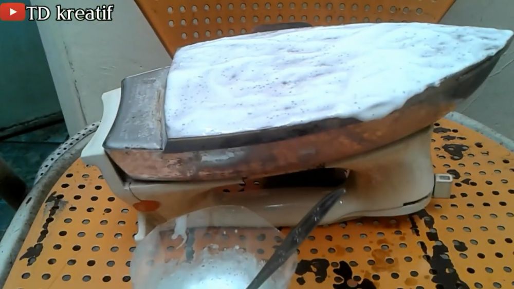 Bukan digosok lilin, ini cara hilangkan noda gosong di setrika cuma tambah 2 bahan dapur