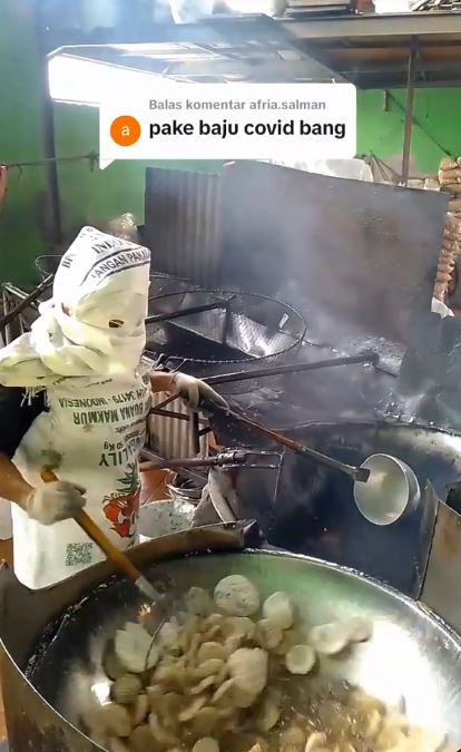 outfit nyeleneh tukang goreng kerupuk © TikTok