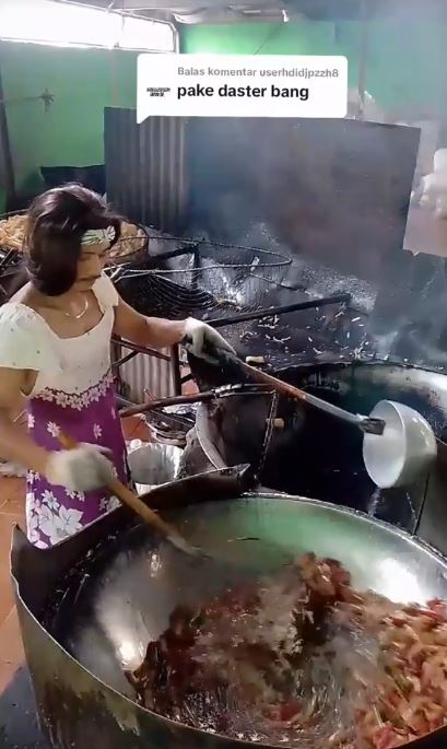 outfit nyeleneh tukang goreng kerupuk © TikTok