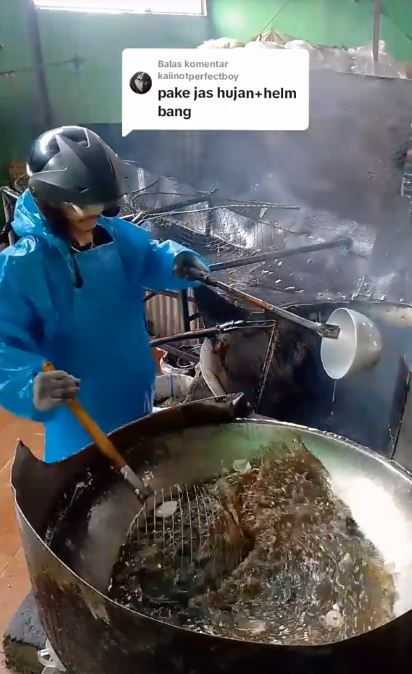 outfit nyeleneh tukang goreng kerupuk © TikTok