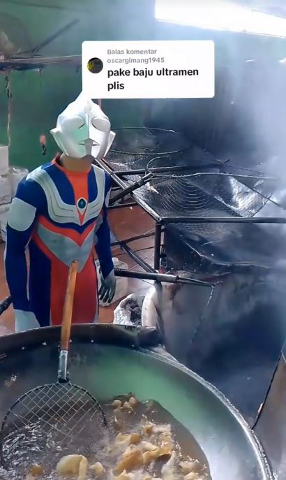 outfit nyeleneh tukang goreng kerupuk © TikTok