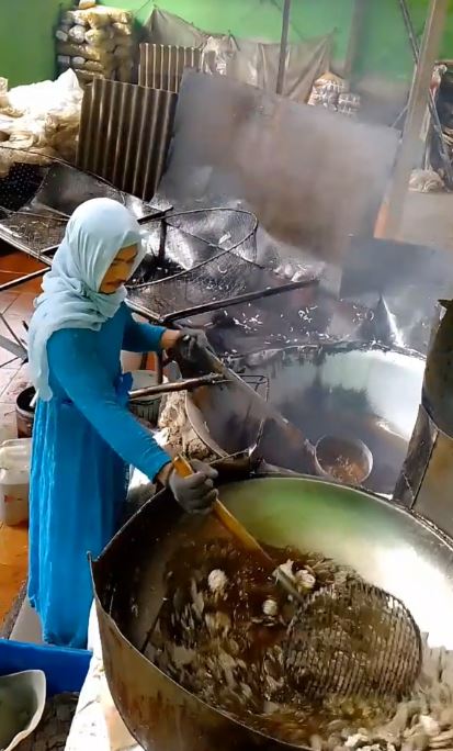 outfit nyeleneh tukang goreng kerupuk © TikTok