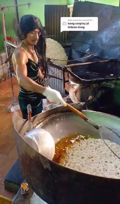 outfit nyeleneh tukang goreng kerupuk © TikTok