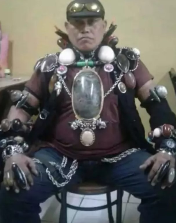 pamer perhiasan bikin ilfeel  Berbagai sumber