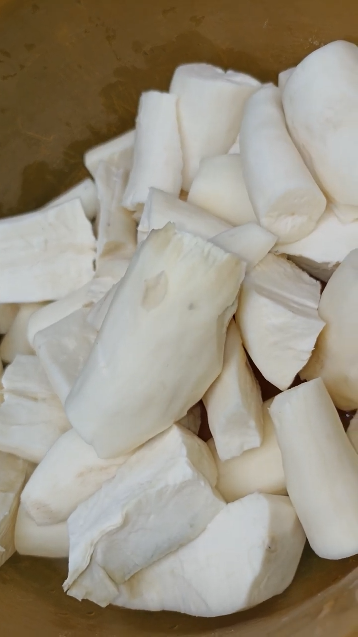 Tanpa perlu direbus, ini trik goreng singkong agar merekah dan renyah mengandalkan 1 bahan minuman