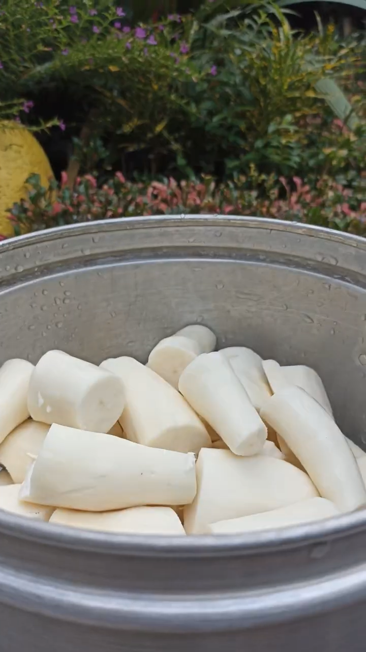 Tanpa perlu direbus, ini trik goreng singkong agar merekah dan renyah mengandalkan 1 bahan minuman